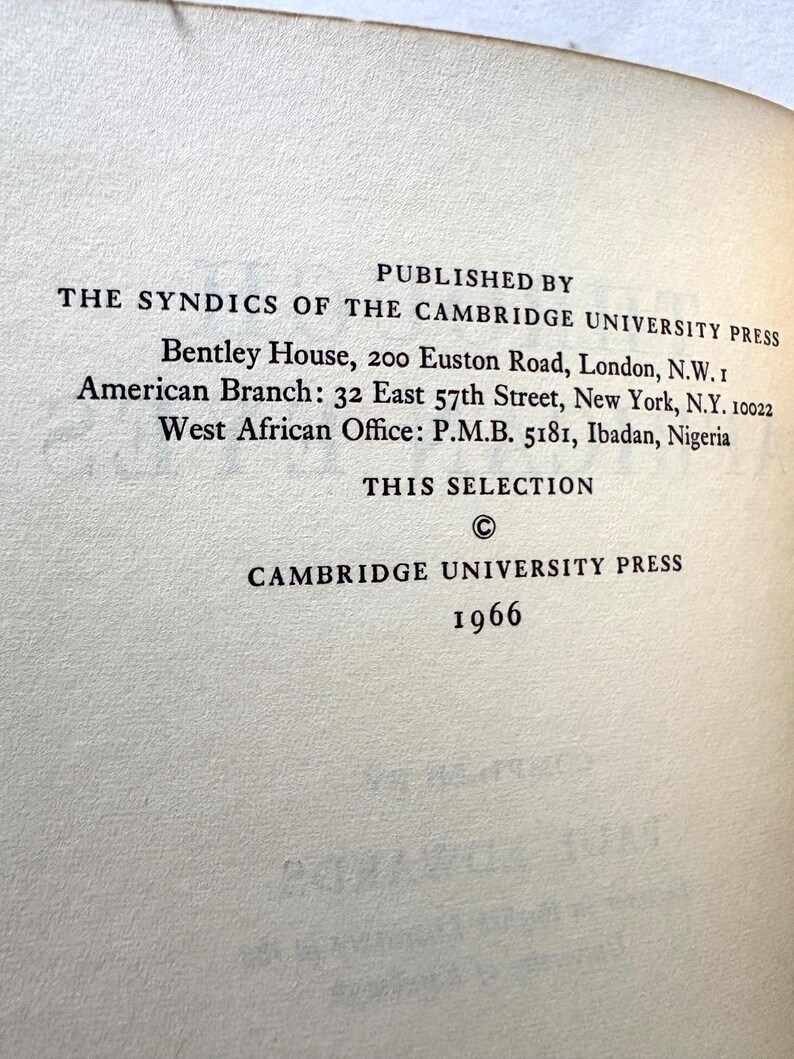 Pu&ograve; includere: Primo piano di una pagina di libro con testo della Cambridge University Press. Il testo include l'indirizzo dell'editore a Londra, New York e Nigeria, e l'anno 1966.