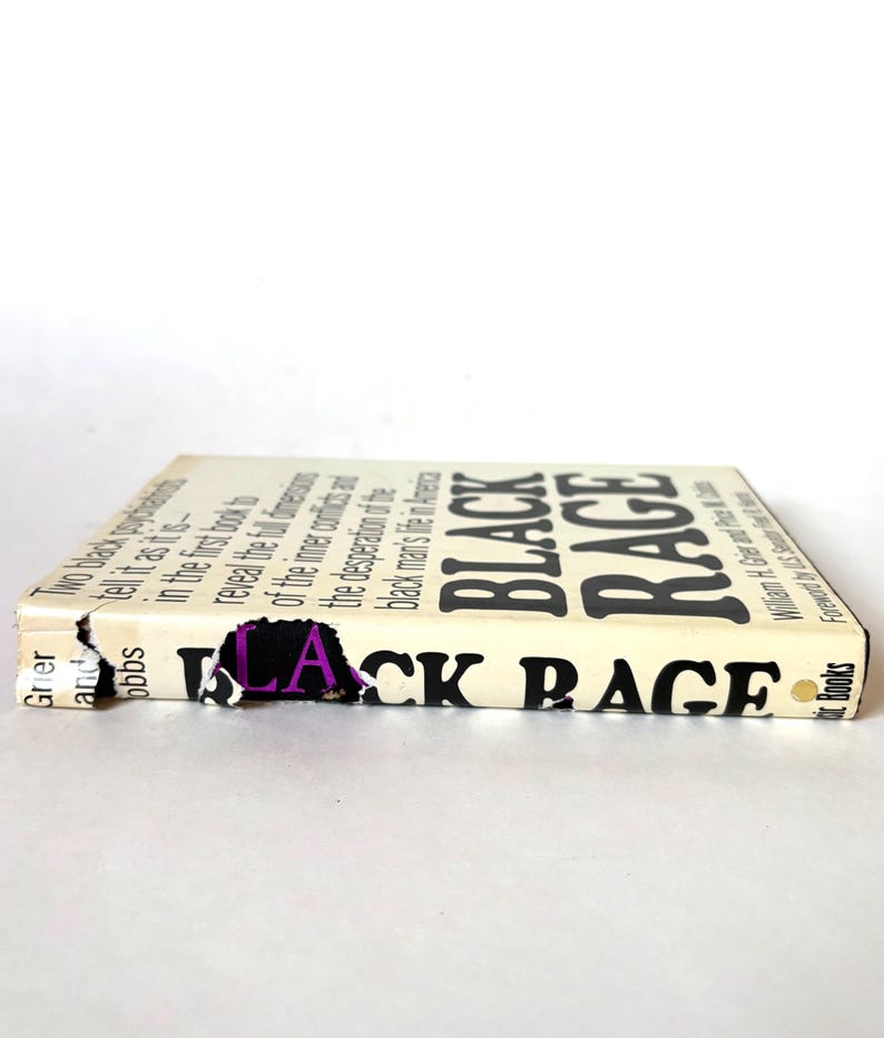 K&ouml;nnte beinhalten: Ein Vintage-Buch mit dem Titel "Black Rage" und einem besch&auml;digten Einband. Der Titel des Buches ist in fetten schwarzen Buchstaben auf cremefarbenem Hintergrund. Der Buchr&uuml;cken ist sichtbar, mit Text und Autorennamen.
