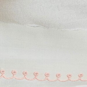 Encaje suizo rosa festoneado Hecho en Suiza 1 1/2” 100263 Capitol Imports BTY