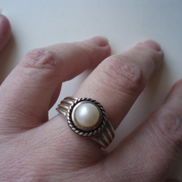 ON SALE!   Vintage heavy sterling silver pearl ring