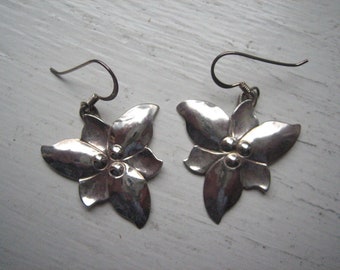 Vintage sterling silver trillium earrings, Canadian silversmith Andrew Fussell, very rare, flower dangles, 1956 Fussell silver, collectible