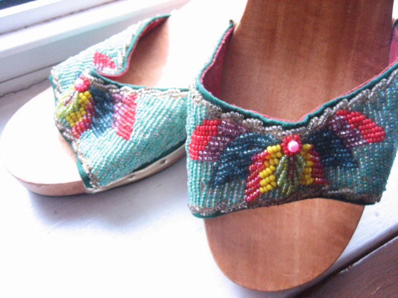 size 7 women/'s open toe clog carved wood high heels bead embroidered shoes high heeled clog Vintage beaded platform clogs