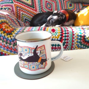 Tazza smaltata con coperta all'uncinetto Sighthound