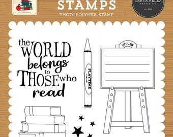 Op de afbeelding: Een fotopolymeer stempelset met een schoolthema. Het ontwerp bevat een stapel boeken, een kleurpotlood, een schoolbord en cursieve alfabetletters. Tekst bevat "De wereld behoort toe aan degenen die lezen" en "Je bent een geweldige leraar".