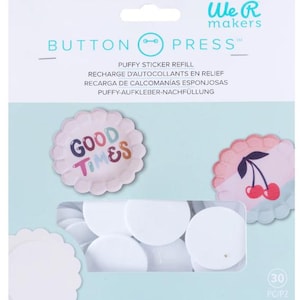 Puede incluir: Un paquete de 30 pegatinas hinchadas blancas para usar con la prensa de botones We R Makers. El paquete incluye dos pegatinas de muestra con el texto "Good Times" y un diseño de cereza.