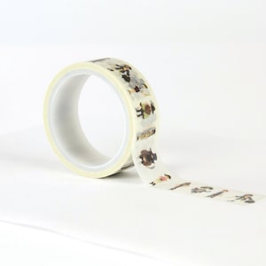 Könnte beinhalten: Eine Rolle weißes Washi-Klebeband mit einem sich wiederholenden Muster aus illustrierten Personen in verschiedenen Posen und Kleidung.