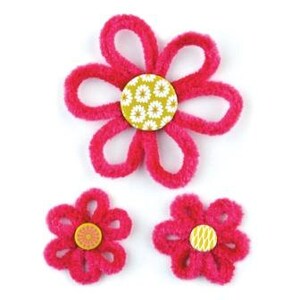 Peut inclure: Trois fleurs en feutre rose avec des centres de différentes tailles. Les centres sont recouverts d'un tissu à motif jaune et blanc.