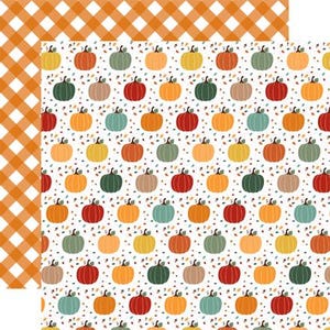 Puede incluir: Un diseño de papel decorativo con un fondo blanco cubierto de coloridas calabazas y hojas de otoño. Las calabazas son de varios colores, incluyendo naranja, verde y rojo. La esquina superior izquierda tiene un patrón de cuadros naranja y blanco.