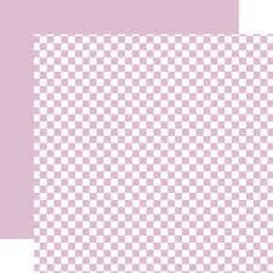 Könnte beinhalten: Doppelseitiges Scrapbook-Papier. Eine Seite ist einfarbig helllila, die andere ein helllila-weißes Karomuster. Das Papier ist rechteckig.