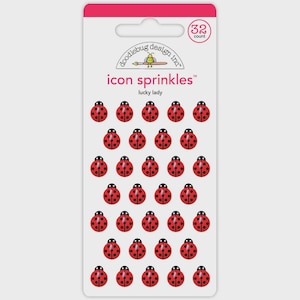 Könnte beinhalten: Eine Packung "Icon Sprinkles" mit roten, marienkäferförmigen Dekorationen mit schwarzen Punkten. Die Packung enthält 32 Stück und trägt den Aufdruck "lucky lady". Der Markenname "doodlebug design inc." ist ebenfalls sichtbar.
