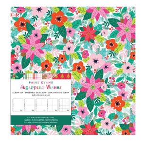 Op de afbeelding: Een scrapbook albumset met een bloemenontwerp. De omslag heeft een patroon van roze poinsettia's, oranje bloemen en groene bladeren op een witte achtergrond. De tekst "Sugarplum Wishes" is zichtbaar. Het album meet 15,2 x 20,32 cm.