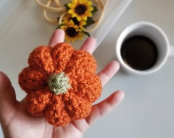 Patrón de ganchillo fácil para calabaza, accesorio fotográfico de amigurumi de calabaza para fotografía de recién nacidos, decoración otoñal para el hogar con calabazas.