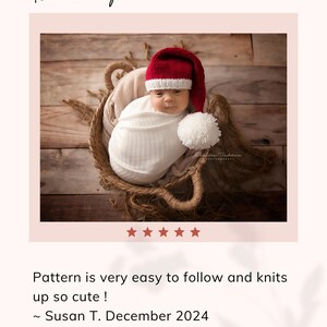Pu&ograve; includere: Un modello di lavoro a maglia per cappello da Babbo Natale con un cappello rosso e bianco con un pon pon bianco. Il testo recita Santa Hat Knitting Pattern, Pattern is very easy to follow and knits up so cute ! ~ Susan T. December 2024, e www.lilybphotoprops.etsy.com.