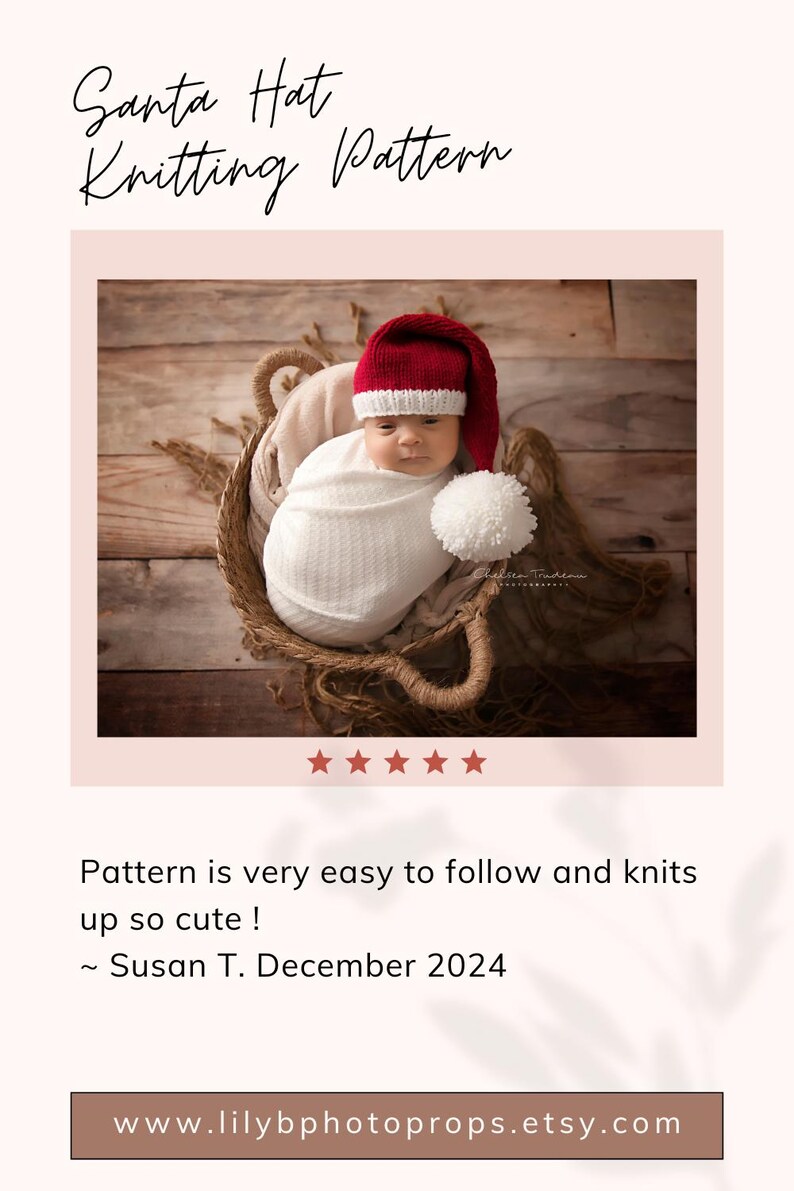 Pu&ograve; includere: Un modello di lavoro a maglia per cappello da Babbo Natale con un cappello rosso e bianco con un pon pon bianco. Il testo recita Santa Hat Knitting Pattern, Pattern is very easy to follow and knits up so cute ! ~ Susan T. December 2024, e www.lilybphotoprops.etsy.com.