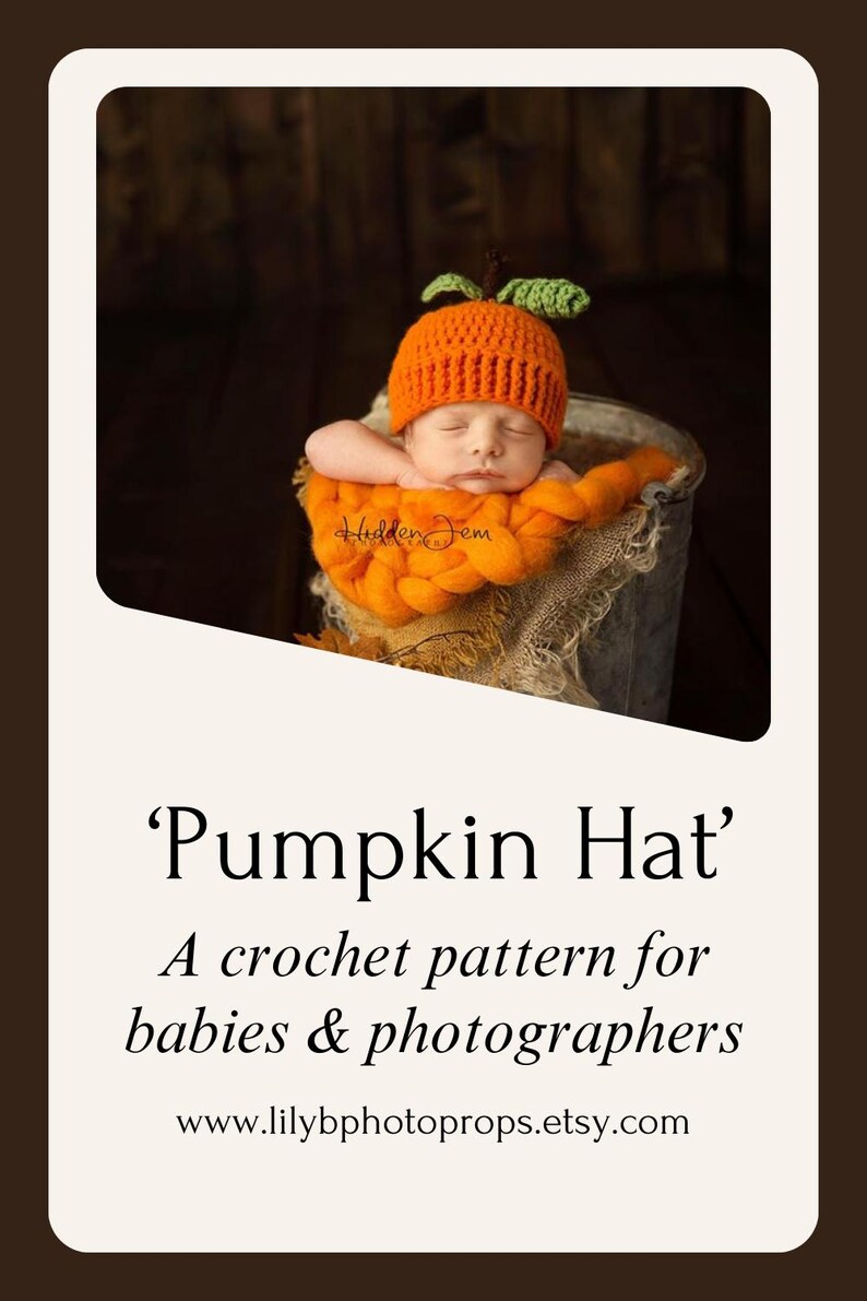 Puede incluir: Un gorro de ganchillo de color naranja brillante con forma de calabaza, con una peque&ntilde;a hoja verde y un tallo marr&oacute;n en la parte superior. El gorro presenta una textura acanalada y se muestra como parte de un conjunto de accesorios fotogr&aacute;ficos.