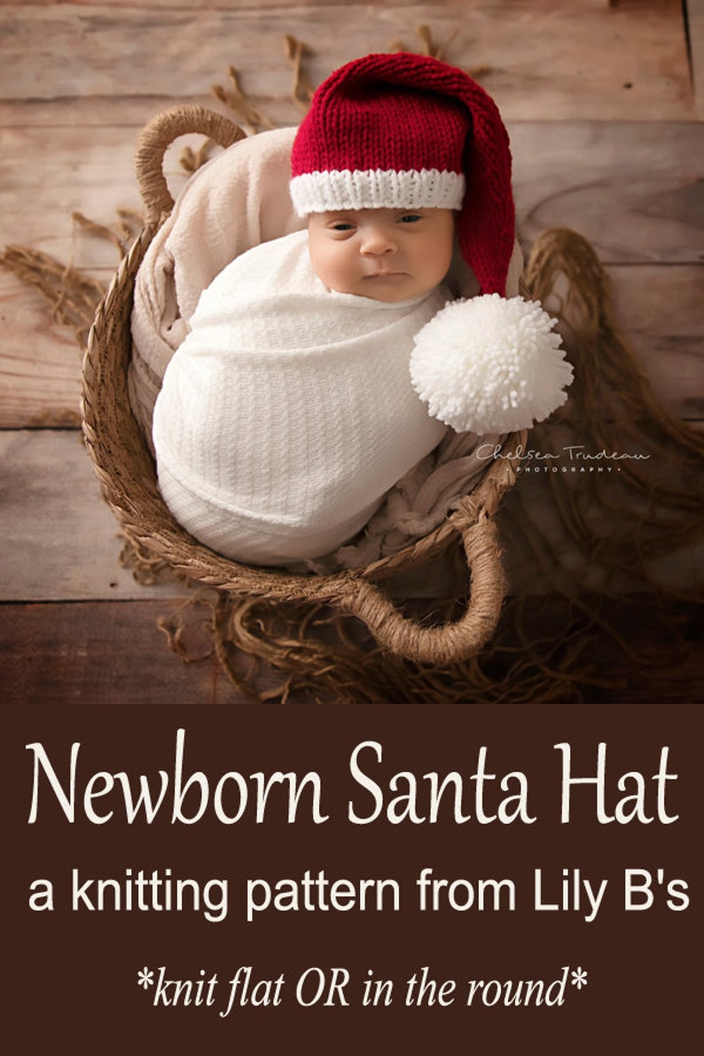 Pu&ograve; includere: Un berretto lavorato a maglia rosso e bianco con un pompon bianco, indossato da un neonato avvolto. Il testo recita: Newborn Santa Hat, a knitting pattern from Lily B's, *knit flat OR in the round*. Il berretto ha un bordo bianco a coste.