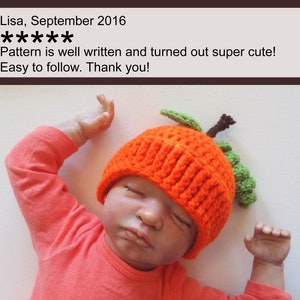 Puede incluir: Un gorro de ganchillo de color naranja brillante con forma de fruta, con una hoja verde y un tallo marr&oacute;n en la parte superior. El gorro lo lleva una mu&ntilde;eca con los ojos cerrados, vestida con una camiseta naranja de manga larga. El texto superior dice: Lisa, September 2016 ***** Pattern is well written and turned out super cute! Easy to follow. Thank you!