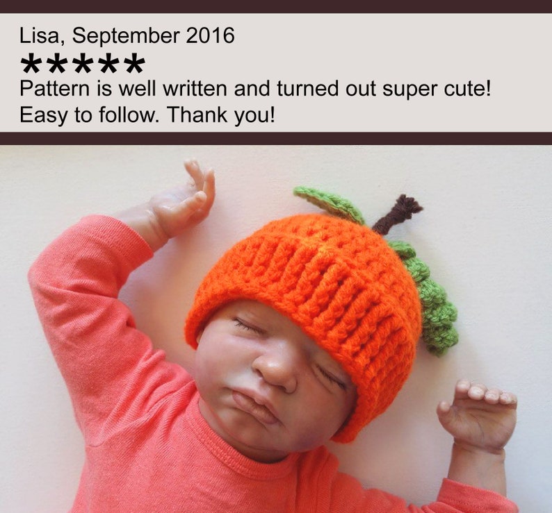 Puede incluir: Un gorro de ganchillo de color naranja brillante con forma de fruta, con una hoja verde y un tallo marr&oacute;n en la parte superior. El gorro lo lleva una mu&ntilde;eca con los ojos cerrados, vestida con una camiseta naranja de manga larga. El texto superior dice: Lisa, September 2016 ***** Pattern is well written and turned out super cute! Easy to follow. Thank you!