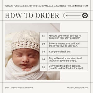 Pu&ograve; includere: Un grafico di istruzioni digitale per il download di un modello in PDF che mostra un neonato addormentato con un berretto in maglia color crema, avvolto in un tessuto bianco. Il testo descrive cinque passaggi per l'ordine, inclusa la verifica email.