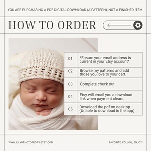 Puede incluir: Un gr&aacute;fico de instrucciones digital para la descarga de un patr&oacute;n en PDF que muestra a un beb&eacute; durmiendo con un gorro de punto color crema y envuelto en tela blanca. El texto detalla cinco pasos para realizar el pedido, incluyendo la verificaci&oacute;n.