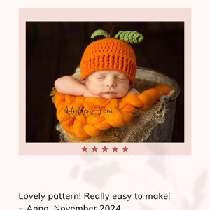 Puede incluir: Un gorro de calabaza tejido a ganchillo de color naranja con textura acanalada, un tallo marr&oacute;n y una hoja verde. El texto Pumpkin Hat Crochet Pattern aparece en la parte superior, con una calificaci&oacute;n de cinco estrellas y una rese&ntilde;a.