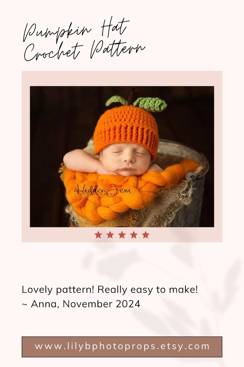 Puede incluir: Un gorro de calabaza tejido a ganchillo de color naranja con textura acanalada, un tallo marr&oacute;n y una hoja verde. El texto Pumpkin Hat Crochet Pattern aparece en la parte superior, con una calificaci&oacute;n de cinco estrellas y una rese&ntilde;a.