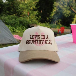 Cappello da camionista ricamato a ferro di cavallo &quot;Love Is A Country Girl&quot;