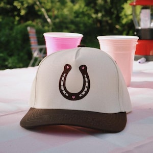 Gorra de camionero bordada con corazón occidental