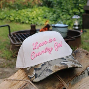 Cappello da camionista ricamato &quot;Love Is A Country Girl&quot;