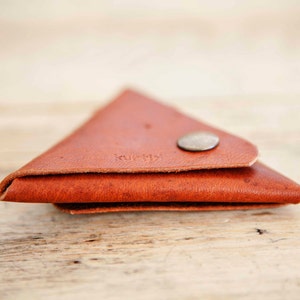 Pequeño MONEDERO de PIEL triangular // Monedero de cuero triangulo color tierra // Cartera monedas de piel // Bolsa monedas piel // PIRAMID