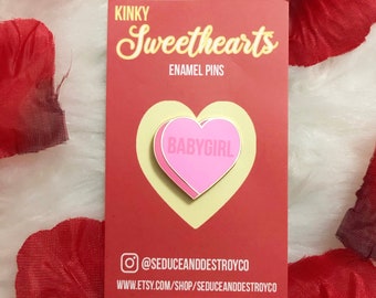 LOWSTOCK Babygirl Kinky Sweethearts Emaliowane przypinki | Prezent na Walentynki, Twarda przypinka emaliowana, Serca do rozmowy, Serca cukierkowe