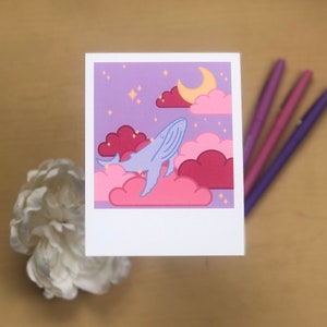 天空のクジラのポストカード ミニプリント | 壁アート、部屋の装飾、寮の装飾、動物のイラスト、気まぐれ、彼女へのギフト、ポラロイドプリント
