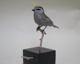 Signerad guldkronad kungskulptur, numrerad 1775