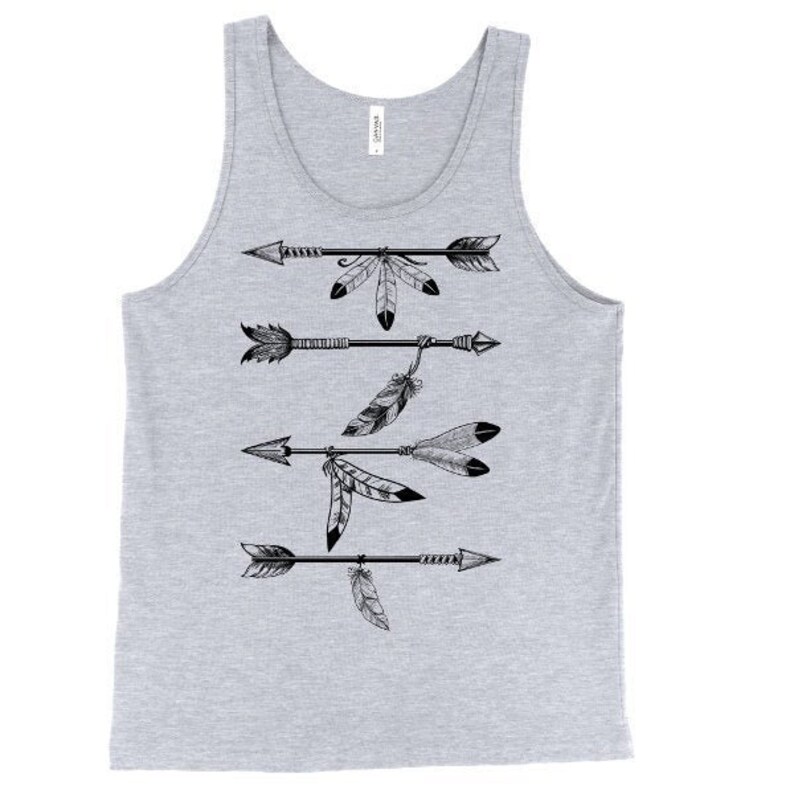 Op de afbeelding: Een grijs tanktop met een zwart-witte afbeelding van vijf pijlen met veren. De pijlen zijn in een verspringend patroon gerangschikt, met de veren die in verschillende richtingen wijzen.