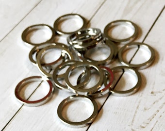 Set of 25 Medium Snag-Free Knit Stitch Markers: Round Ring Crochet Markers