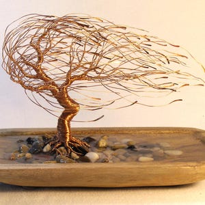 Windgepeitschte Baumskulptur aus Kupfer: Rock & Harzschale aus Holz