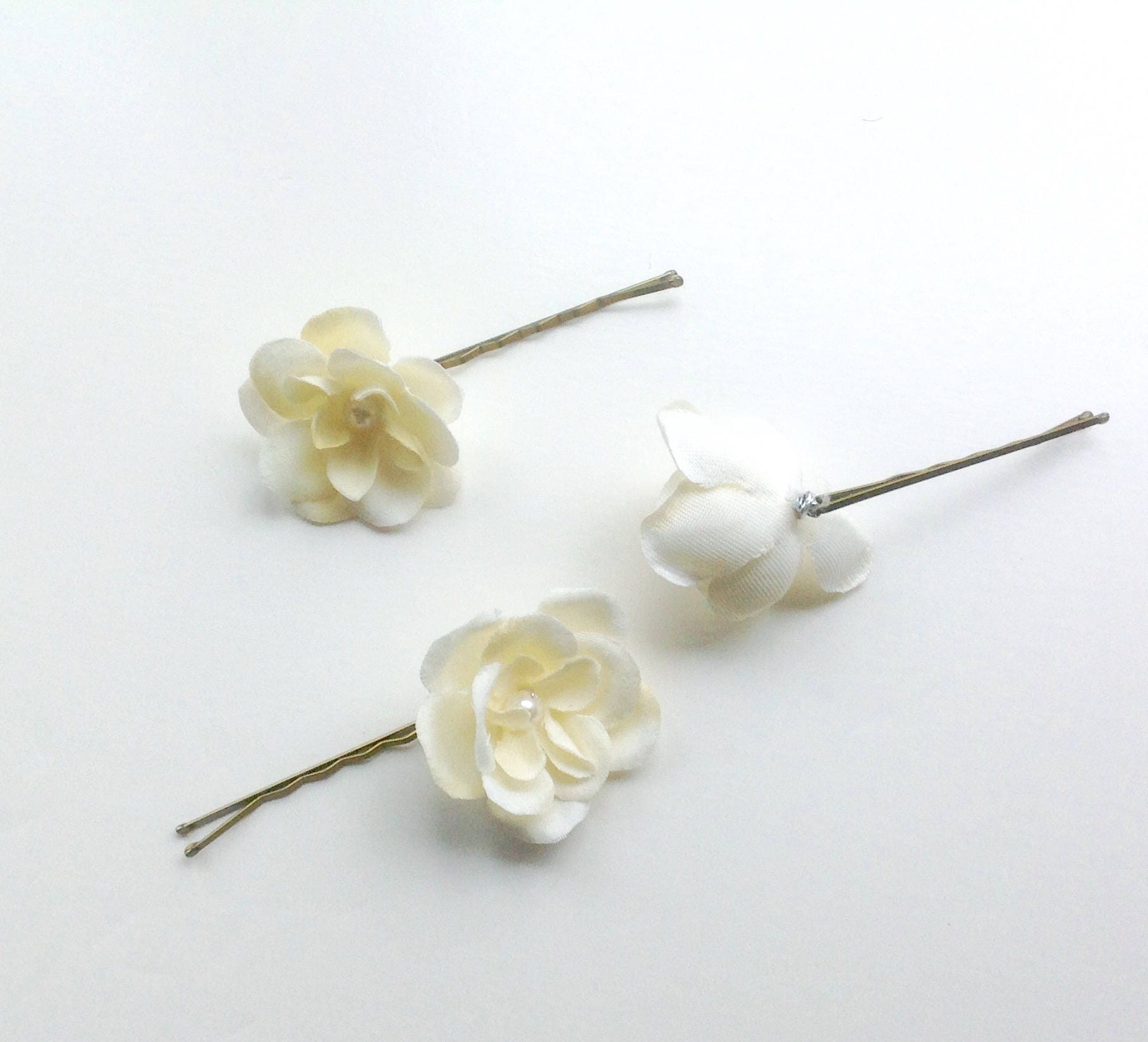3PC Wedding Hair Accessories for Women Clysburtuony Bridal Flower Side Hair  Clips Pearl Bridal Headpiece Wedding Hair Pins (White Combs) … (White)