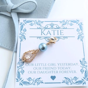 Etwas Blaues Hochzeit Perlenanhänger für Braut von Mama und Papa, Zirkonia Schuh, Blumenstrauß Clip, Brautdusche Geschenk, personalisierte Name Karte