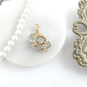 Etwas Blaues Hochzeitsstrauß-Charme, Goldopal Geschenk für Braut, personalisierter Name Schuhanhänger, Brautdusche
