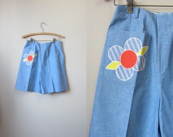 Short en chambray à empiècements fleuris des années 1960 | Milieu des années 60 | Tour de taille de 26 pouces