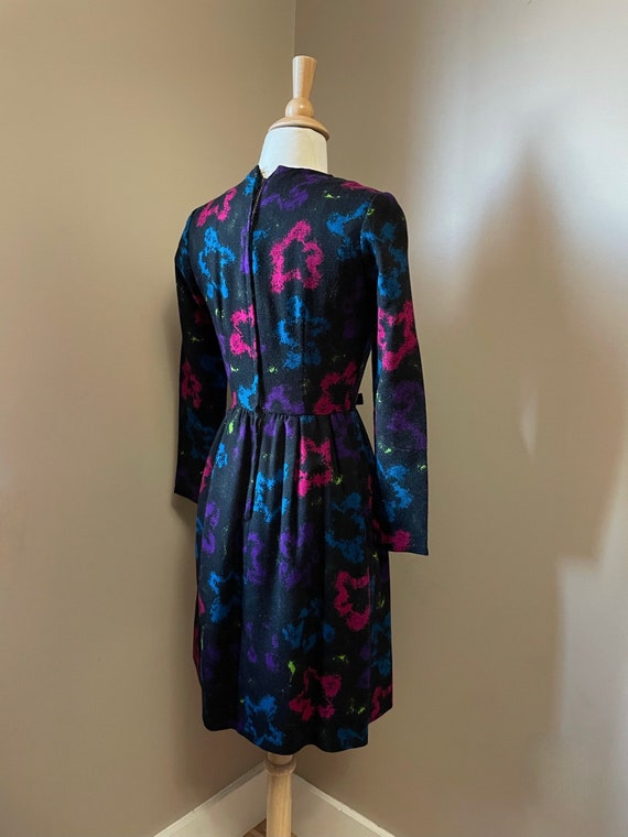 1950s abstract floral black dress | 50s novelty p… - image 4