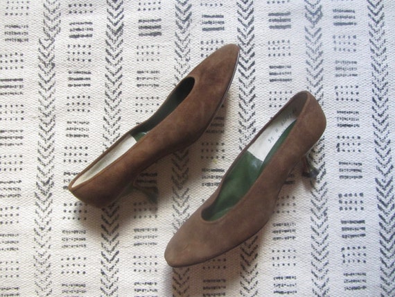 1960s brown suede & green patent kitten heels (de… - image 5