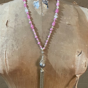 Collier pendentif pompon rose et or des années 1960 Romarin image 2