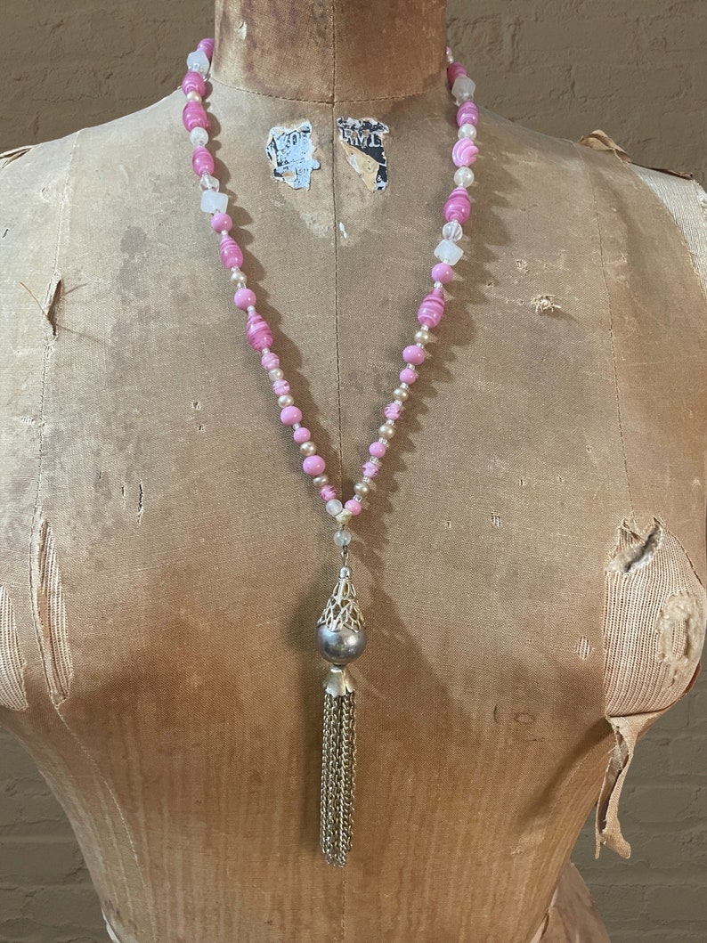 Collier pendentif pompon rose et or des années 1960 Romarin image 2