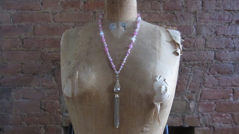 Collier pendentif pompon rose et or des années 1960 Romarin image 1