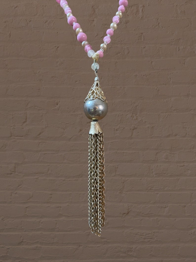 Collier pendentif pompon rose et or des années 1960 Romarin image 3