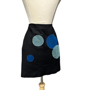 Mini-jupe bleu marine Moschino vintage Créateur italien de haute couture des années 90 image 6