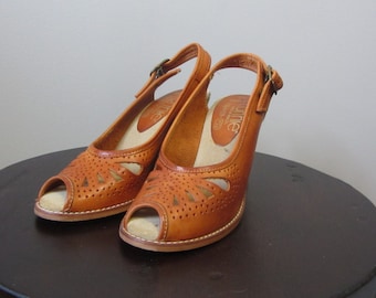 1970s cognac leather peep toe wedge sandals | 70's Boho Hippie