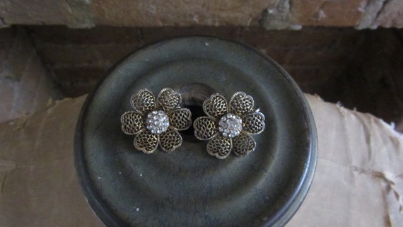 1950s gold tone filigree flower earrings • 50's •… - image 3