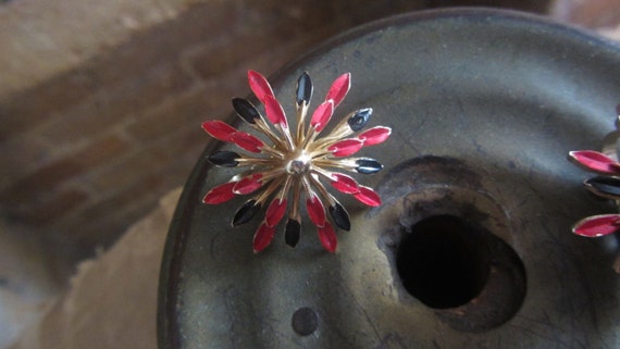 1960s Crown Trifari enamel starburst earrings - image 3